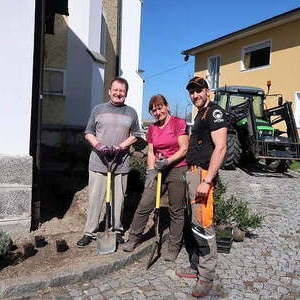 Bepflanzug um die Kirche