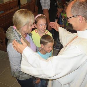 EK-Abschlussfest - Zum Schluss wird jede Familie gesegnet.