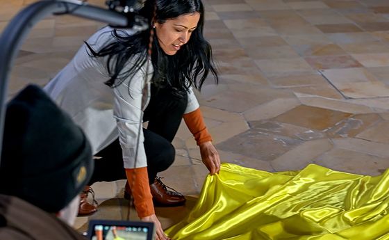 Frau mit Tuch im Dom