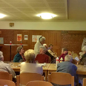 Herr Holl zeigt Dias von seiner Peru-Reise