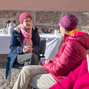 Einladung der Pfarre Kirchdorf an der Krems zu Tee und Gespräch am Kirchenplatz