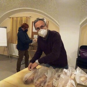 Die Pfarrcaritas der Pfarre Haibach überrascht Menschen mit kleinen Aufmerksamkeiten!