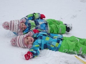 Wir genießen den Schnee im Garten!