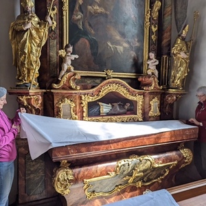 Fleißige „Bienen“ beim Kirchenputz