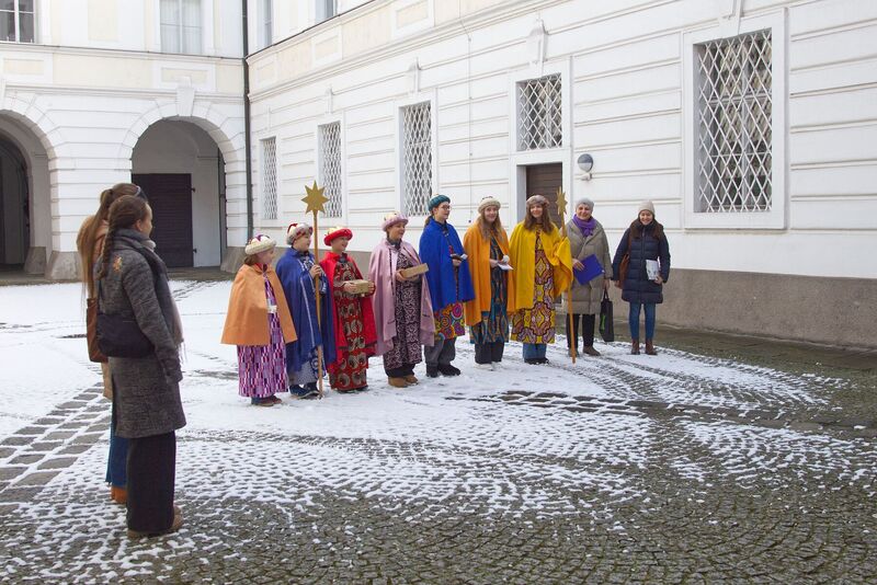 Sternsinger:innen der Pfarrgemeinde Linz Mariendom besuchten den Bischofshof und überbrachten ihre Segenswünsche an Bischof Manfred Scheuer und Generalvikar Severin Lederhilger.