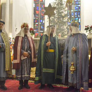 Sternsinger-Gottesdienst in Kirchdorf an der Krems mit Pfarrer P. Severin Kranabitl und Pastoralassistentin Bernadette Hackl, die die Aktion für Kirchdorf koordinierte. Kinder, Jugendliche und Erwachsene zogen als Sternsinger in die Kirche ein. Dabe