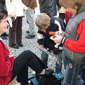 Schuhputzaktion der Firmlinge