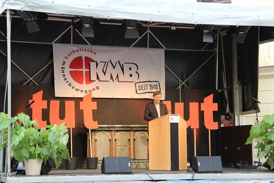 KMB-Obmann Bernhard Steiner bei der Eröffnung der 70-Jahr-Feier