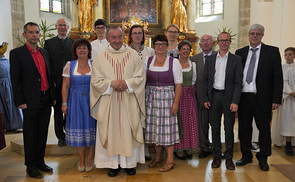 Pater Alois Mühlbachler feierte sein 40 jähriges Priesterjubiläum. PfarrgemeinderatFoto: gewefoto - Gerhard Wenzel