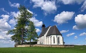 Die Filialkirche St. Michael ob Rauchenödt gehört zur Pfarre Grünbach und wird ein von Pilgern und Ausflüglern gern besucht.