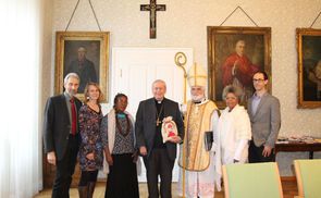 Der 'faire Nikolaus' mit Begleitung zu Besuch bei Bischof Schwarz