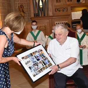 Übergabe Foto-Collage im Namen des PGR