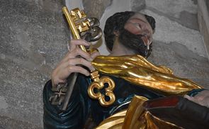 Barocke Petrusstatue in der Pfarrkirche Amstetten-St. Stephan: In der einen Hand hält er die Schlüssel, in der anderen ein Buch.