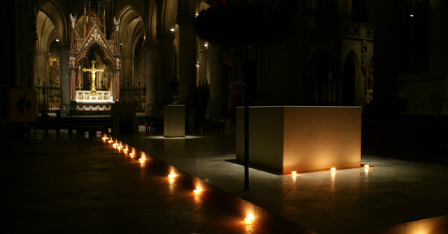 Stimmungsvolle Atmosphäre am Abend im Mariendom Linz