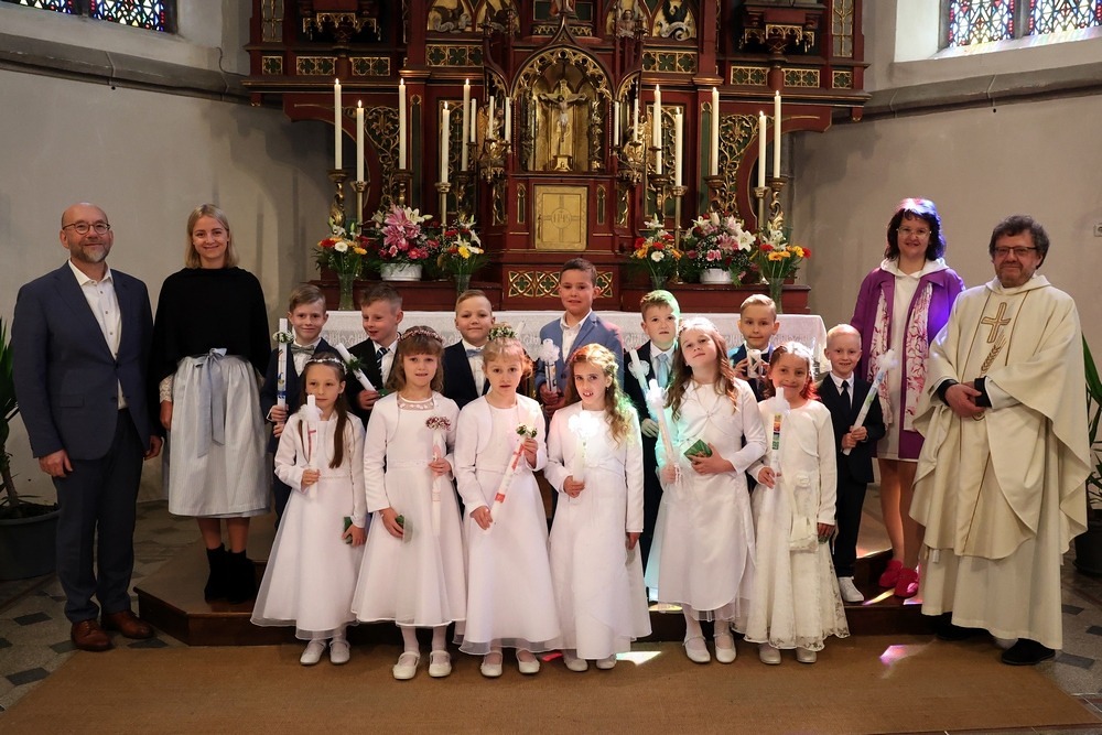 Erstkommunionkinder mit Pfarrer und Lehrer