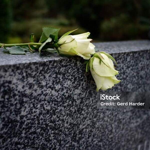 Marmorgrabstein mit weißer Rose