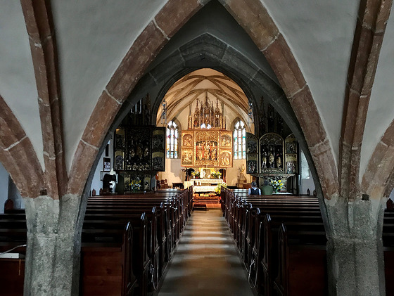 Der Altar ist beleuchtet und die ersten Leute sind zum Rosenkranzbeten eingetroffen. Um Punkt 8 Uhr wird mit der ersten Perle begonnen. / © Rainer Manzenreiter Der Altar ist beleuchtet und die ersten Leute sind zum Rosenkranzbeten eingetroffen. Um Punkt 8 Uhr wird mit der ersten Perle begonnen.