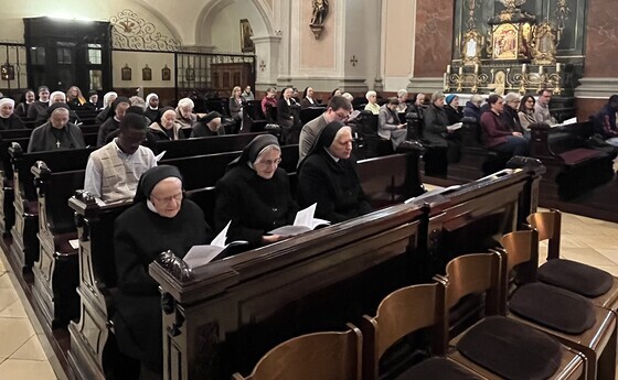 Taizégebet um geistliche und kirchliche Berufungen in der Kirche der Elisabethinen in Linz