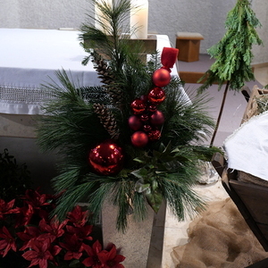 Weihnachtlich geschmückte Kirche in Kleinmünchen