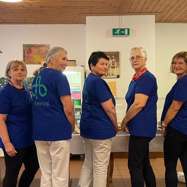 Die kfb-Frauen aus Schönering machen sich mit kfb-T-Shirts sichtbarer