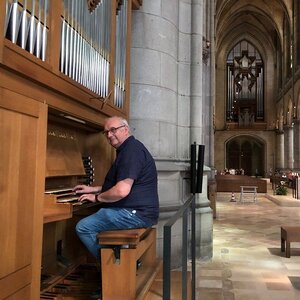 Domorganist Wolfgang Kreuzhuber an der „kleinen“ Orgel des Domes. Im Hintergrund die prächtige Rudigierorgel. Mit ihrem Klang füllt sie den größten Kirchenraum Österreichs.