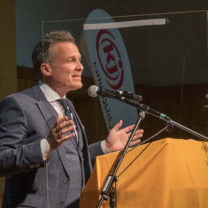 Gedenkfeier an die Opfer des ehemaligen KZ Außenlagers Ternbergzum Thema „Menschlichkeit ohne Grenzen“Bild: Tarek Leitner - Gedenkredner (Journalist und Moderator)Foto: Haijes 
