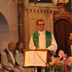 zur Sonntagsmesse in der Pfarrkirche