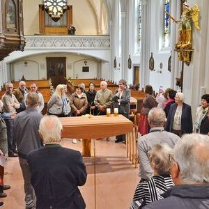 Der Lehrgang Kulturgutpflege besuchte im Rahmen seines Jahrestreffens die Pfarrgemeinde Pollham, um dort die gelungene Kirchenrenovierung und die künstlerische Neugestaltung des Altarraums durch die Künstlerin Judith Fegerl zu besichtigen. Vertreter:
