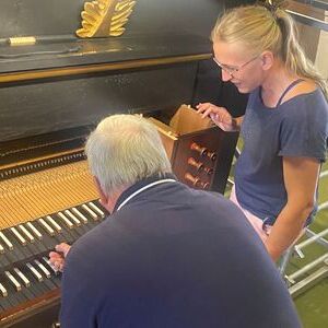 Mit der Organistin ...