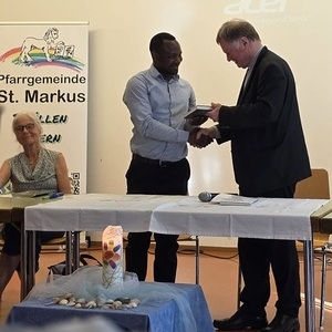 Bischof Manfred überreicht unserem Seelsorger ein Geschenk