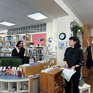 Zu Besuch in der Bibliothek Schwertberg bei Alexandra Pichlbauer (rechts) und Alexandra Strohmaier