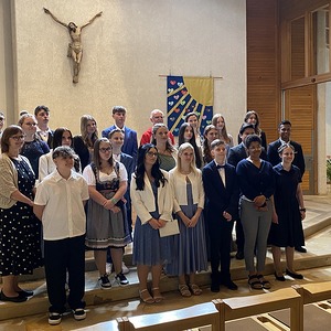 Gruppenfoto mit Firmspender und Firmteam