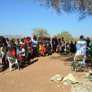 Gottesdienst unter freiem Himmel mit Gruppe von Semba