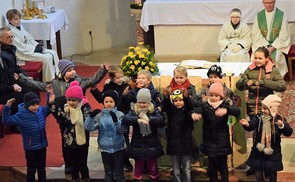 Pfarre Niederneukirchen: Vorstellung der Erstkommunionkinder