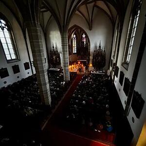 bis auf den letzten Platz gefüllt war die Kirche bei der Feier der Osternacht