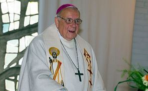 Bischof em. Aichern feierte mit der Pfarre Kirchschlag das 10-jährige Bestehen des Pfarrzentrums