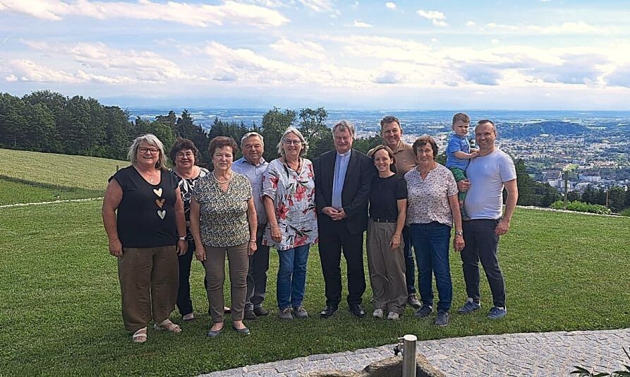 Besuch des Bischofs am Bauernhof Holzinger / Regina Habringer