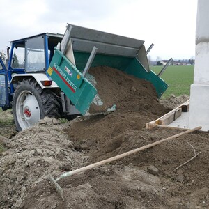 Wegen des Böschungswinkels muss neue Erde herbei geschafft werden.
