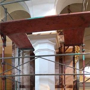 Farbtests an Gewölbe und Säulen