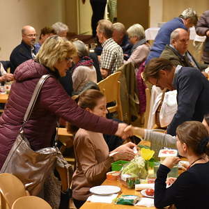 gesegnete Speisen werden verzehrt