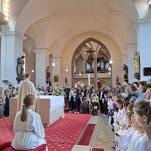 Die Taufkerzen werden angezündet