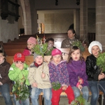 Kindergartenkinder feiern Palmweihe