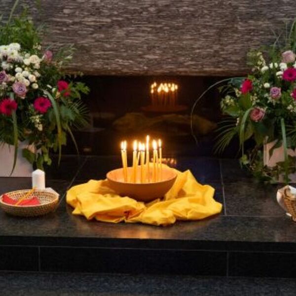 Blumen und Kerzen vor Altar