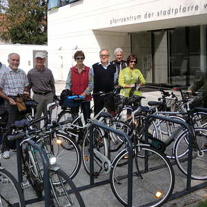 Gemeinsame Abfahrt vor dem Pfarrzentrum