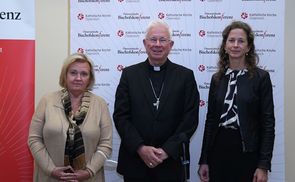 Synodaler Prozess: Präsentation der Österreich-Ergebnisse durch Erzbischof Franz Lackner, Regina Polak (l.) und Petra Steinmair-Pösel (r.)