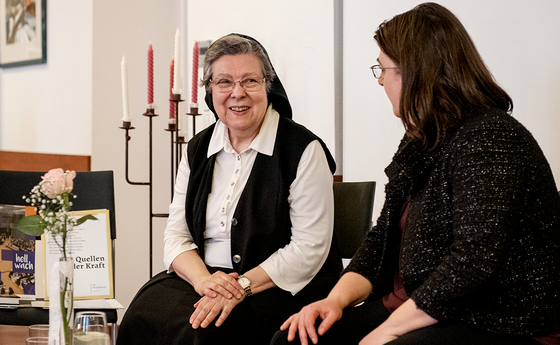 Sr. Beatrix Mayrhofer im Gespräch mit Gabriele Eder-Cakl, Direktorin des Pastoralamts der Diözese Linz.