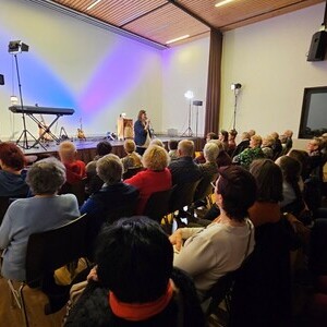 Cornelia Kreusel begrüßt die Zuschauer und die Künstler von Zweizylinder