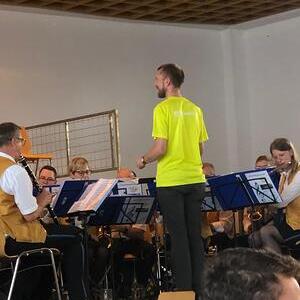 Eröffnungsmarsch dirigiert von Pfarrer Christoph