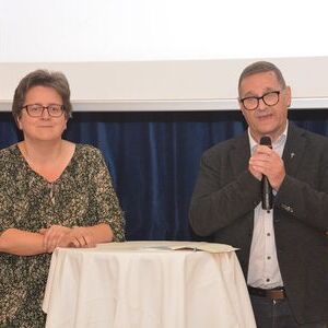 Dechant Johann Resch (r.) und Dekanatsassistentin Birgit Brunner