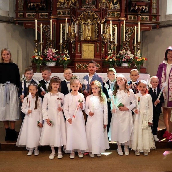 Erstkommunionkinder mit Pfarrer und Lehrer